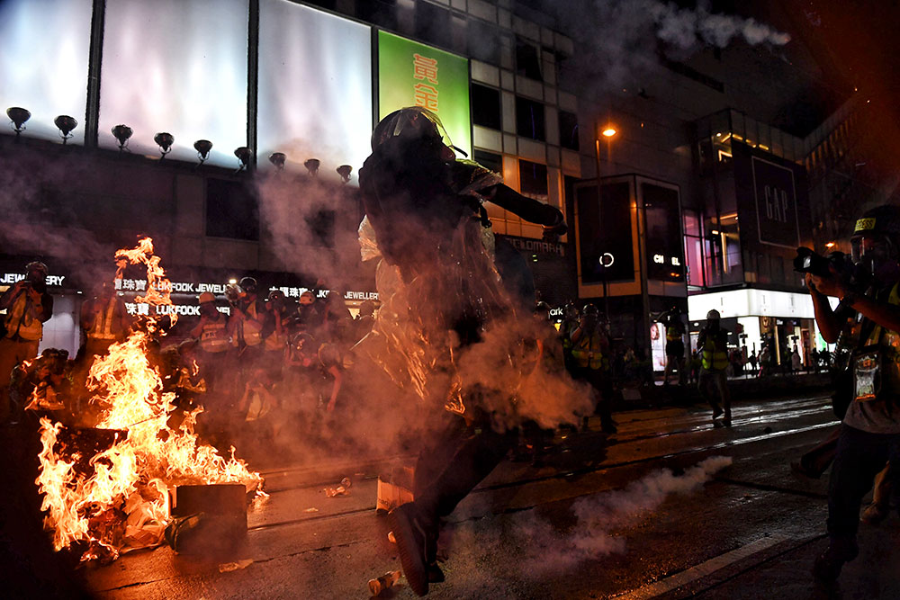 Hong Kong: les manifestants ciblent l'aéroport après un samedi soir de violence