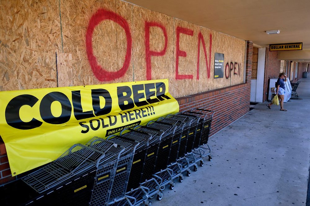 Sur la côte des Etats-Unis, plusieurs Etats du sud-est (Floride, Géorgie, Caroline du Sud) ont finalement ordonné l'évacuation de centaines de milliers de résidents.