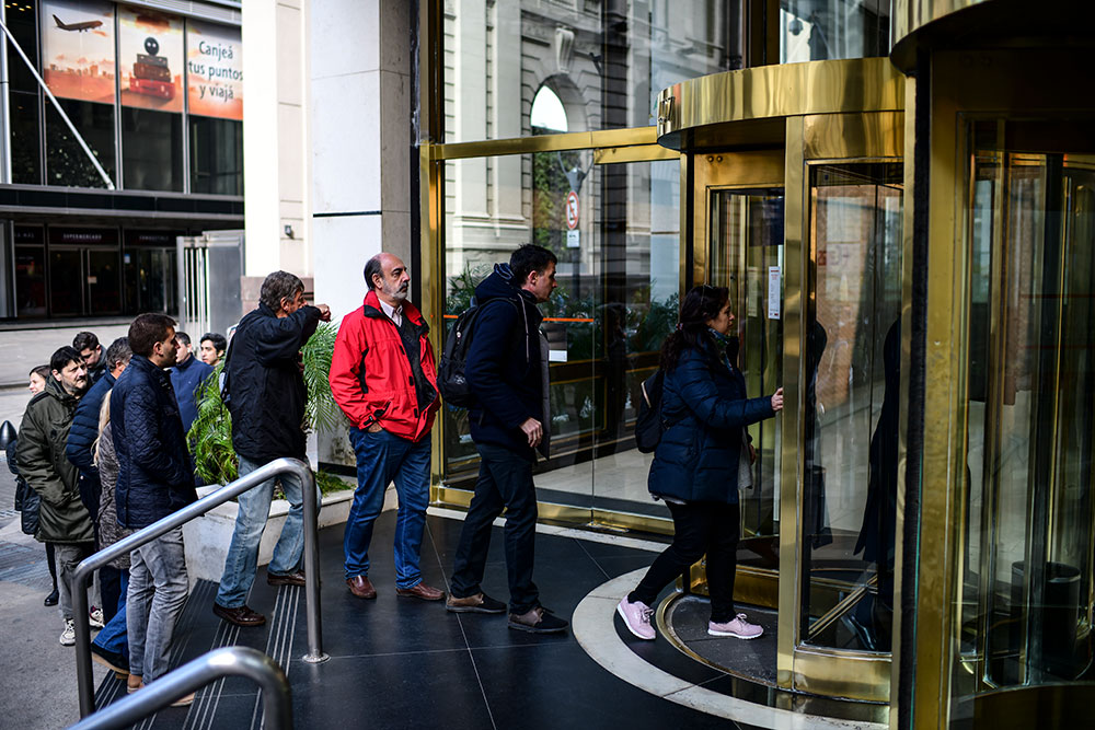 Argentine : début du contrôle des changes, premières queues devant les banques