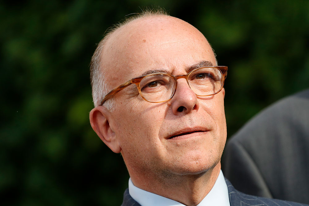 Cazeneuve sort de l'ombre pour proposer un chemin de "transformation"