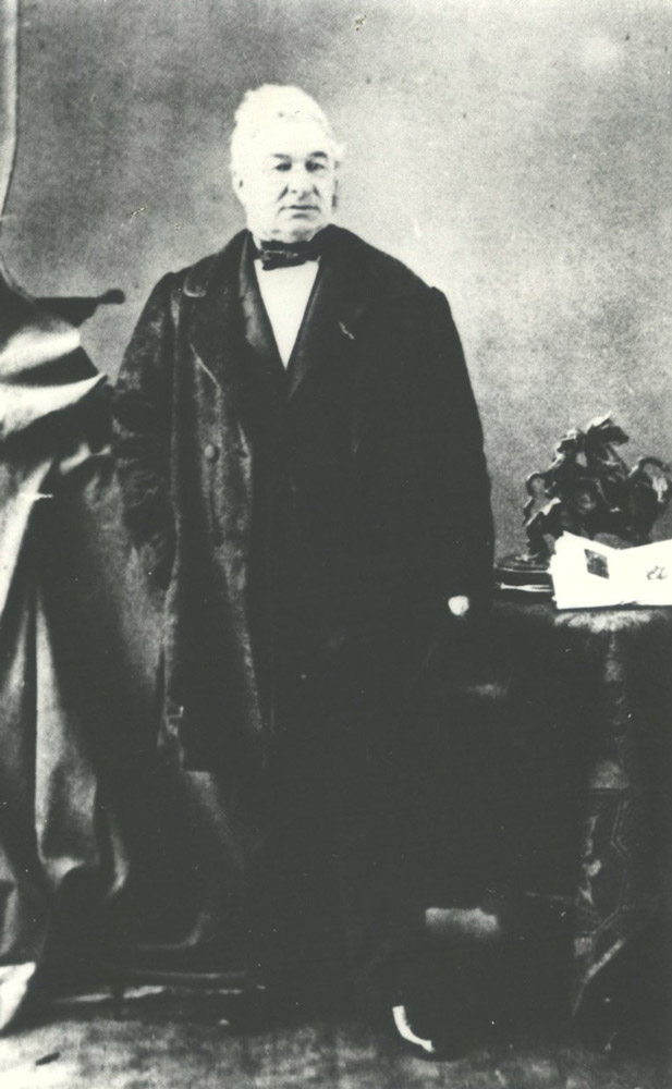 Le  commissaire de la république, Charles-François Lavaud expulsa de Ginoux dès son retour à Tahiti pour de basses raisons personnelles.