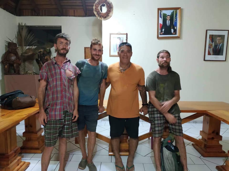 Les trois randonneurs, mercredi soir en compagnie du maire de Hiva Oa, Etienne Tehaamoana. (Photo : Mairie de Hiva Oa).