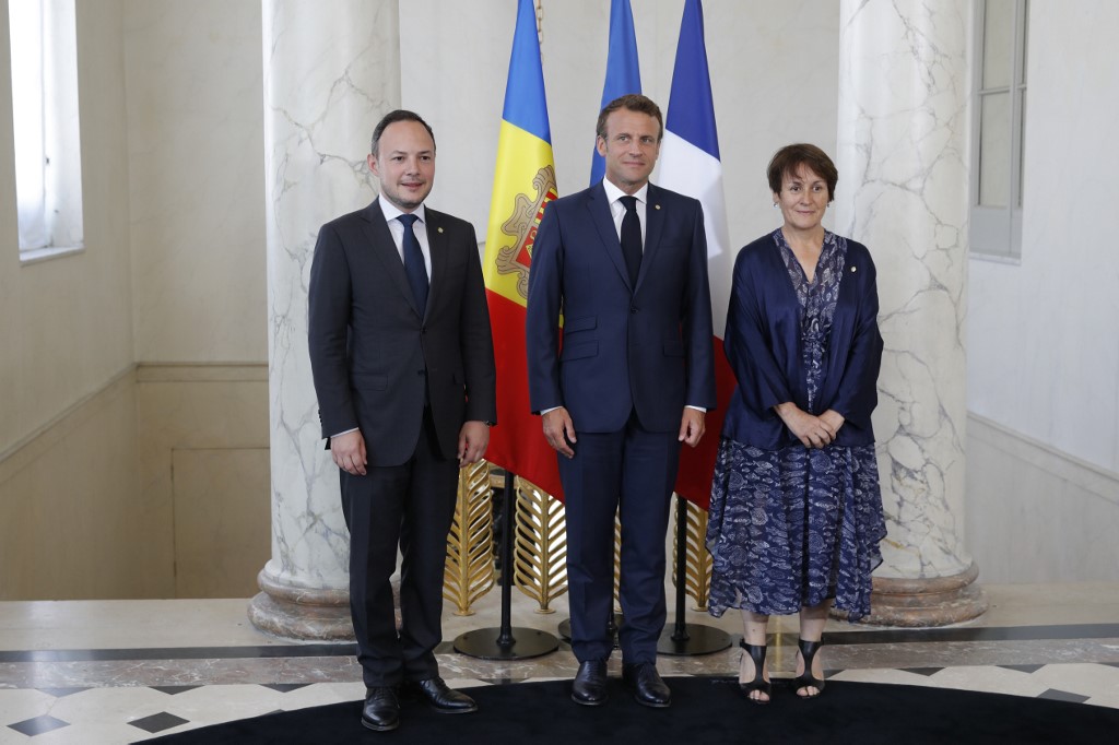 Visite princière de Macron en Andorre, entre retraite à 65 ans, avantages fiscaux et anti-avortement