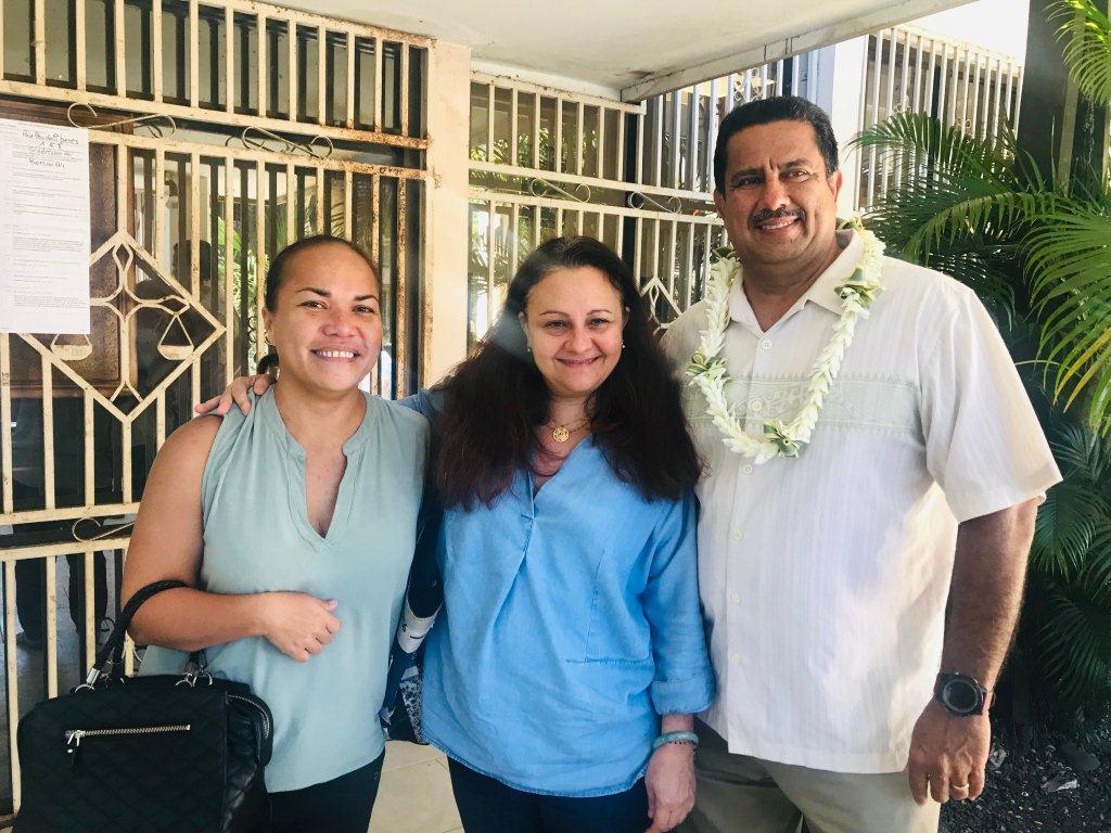 Catherine Rocheteau, directrice de la DPAM, en compagnie de Teinamai Faaruia-Tehatuma Germain et d'Yves Martin, les deux nouveaux contrôleurs en charge de la sécurité des navires pour la  Direction polynésienne des affaires maritimes.
