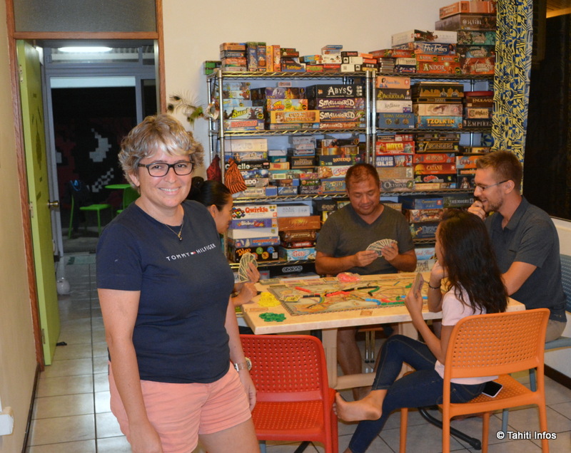 Soizick Toroczkoy, l'organisatrice de l'événement, a réuni des fans de jeux de société. Ils se sont rassemblés pour un marathon de 24 heures.