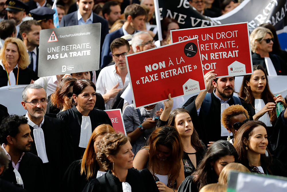 Retraites: les avocats défilent en masse à Paris pour conserver leur régime