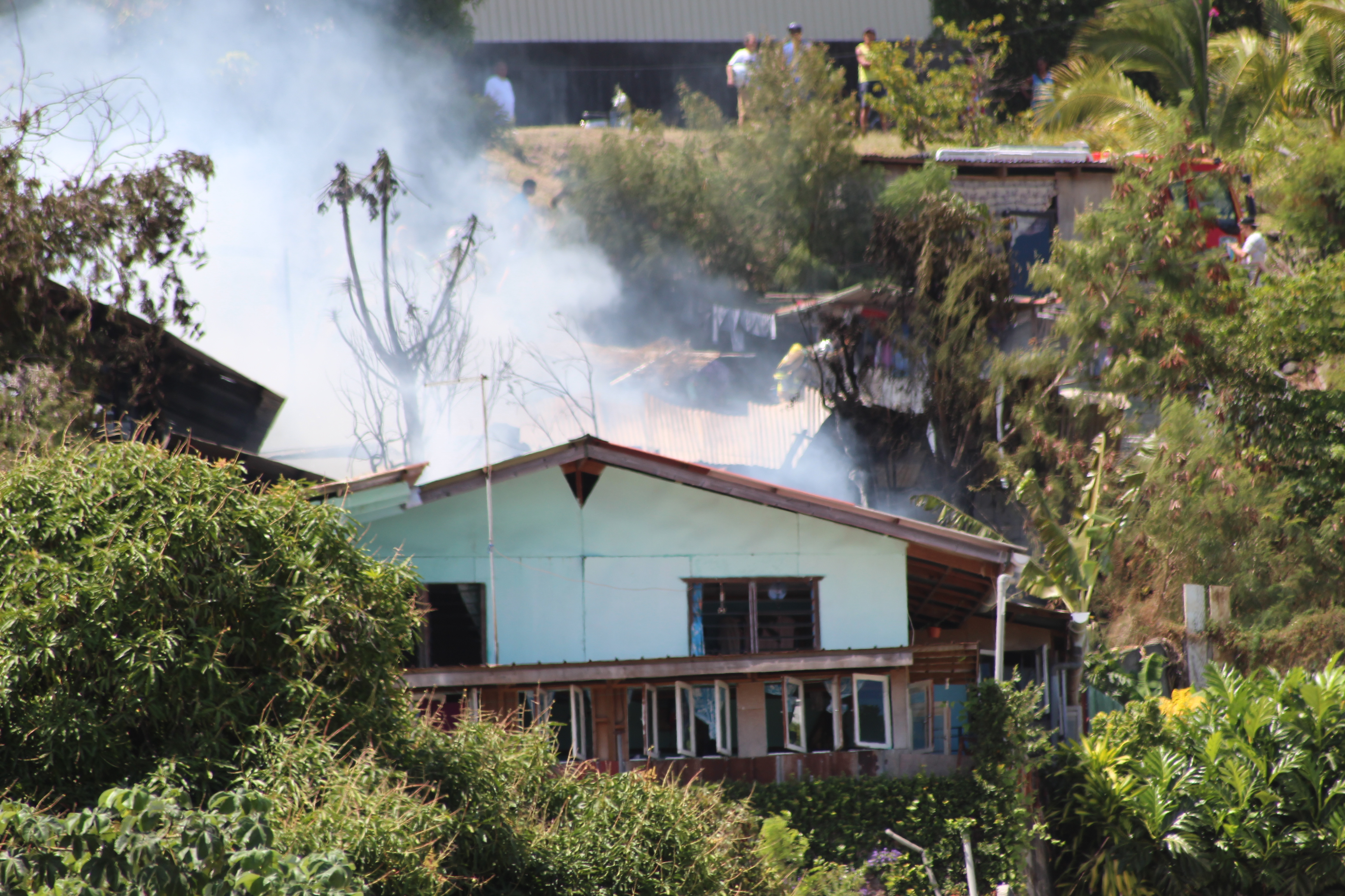 Trois maisons incendiées suite à un feu de feuilles