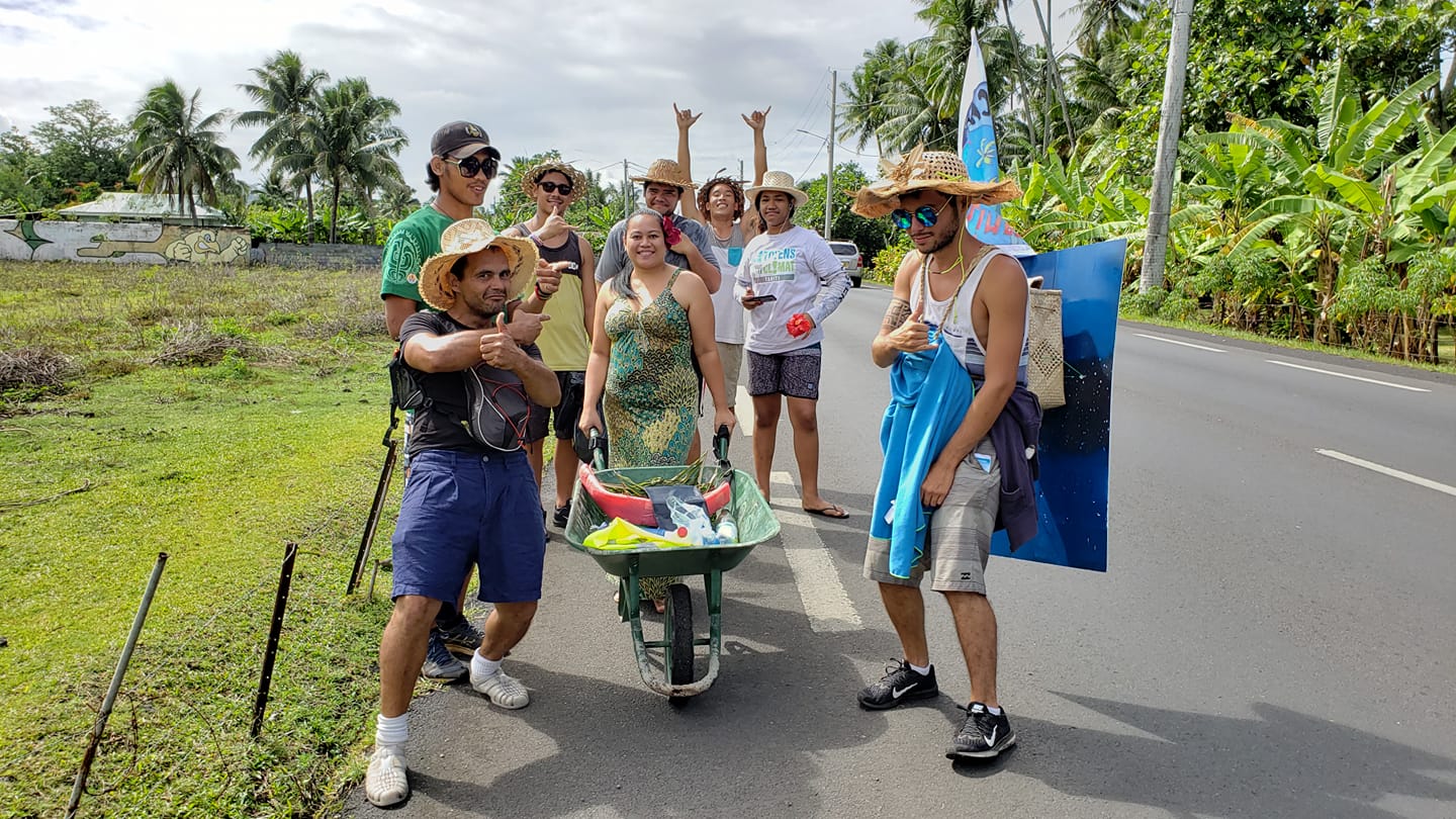 Tout au long du trajet, les habitants ont donné des fruits et légumes. Crédit : FB Fa'ati Tahiti en brouette pour le climat.