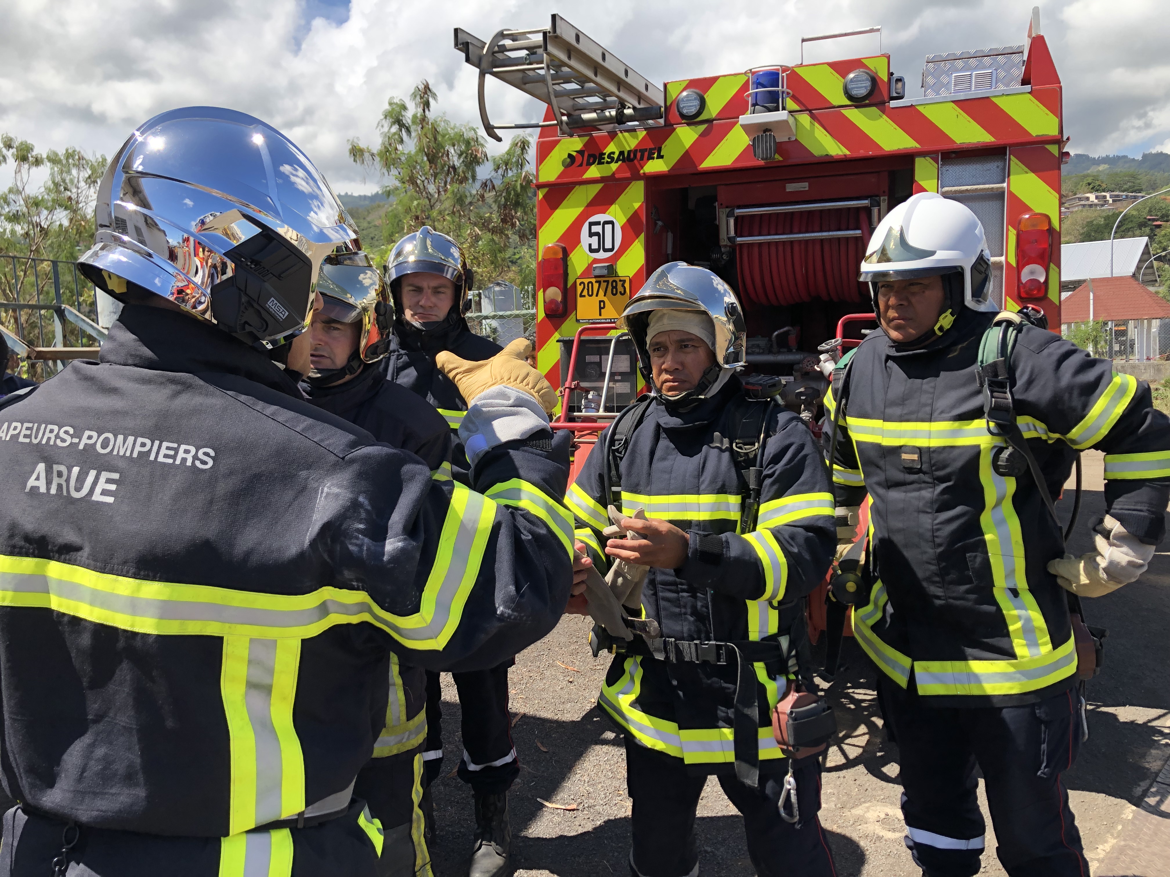 Les stagiaires s'apprêtent à intervenir dans le bâtiment en feu. Ceci n'est qu'un exercice, mais la pression est bien présente.