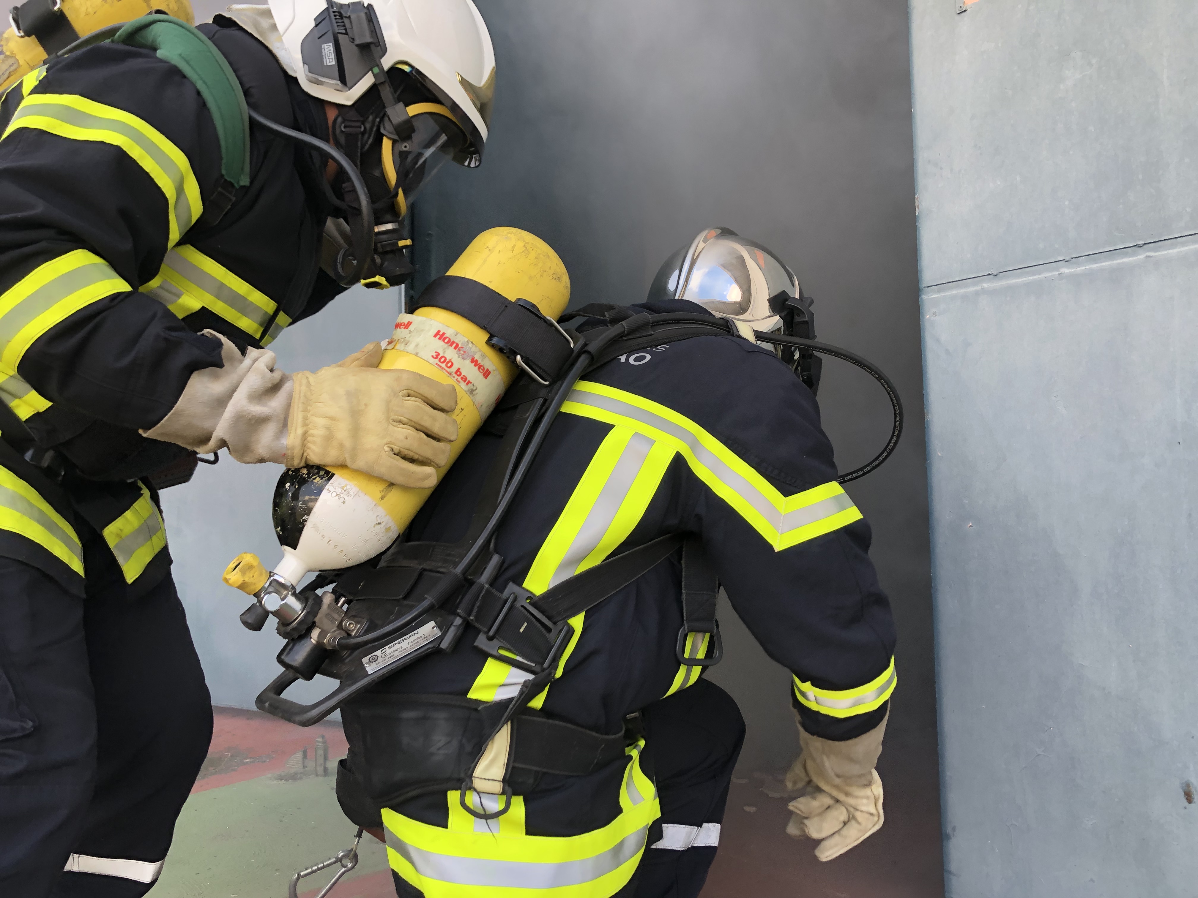Pour le premier exercice, les sapeurs-pompiers en formation sont intervenus sur un feu de bureau.