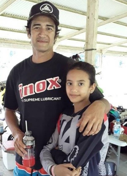 Vaitea Doom, leader de la catégorie MX1 avec sa fille Hanivai