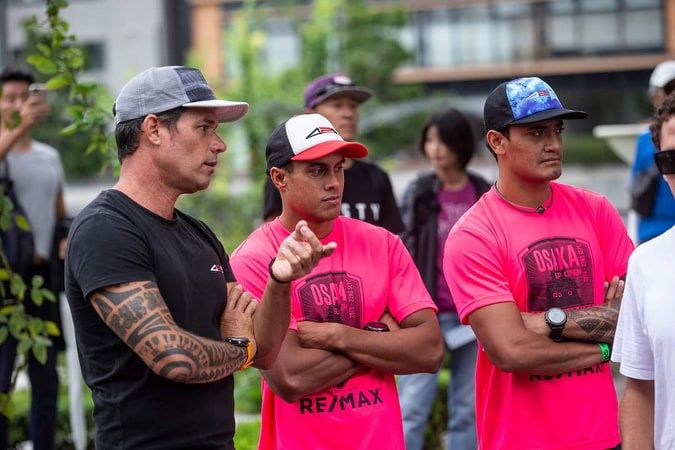 Ricky Aitamai et Enzo Bennett, à droite, avec Jerry Mihimana, du team 425 Pro