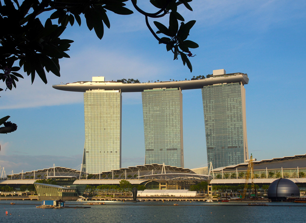 2 560 chambres deux cents mètres de hauteur, le Marina Bay Sands est devenu en une décennie le symbole même de Singapour.