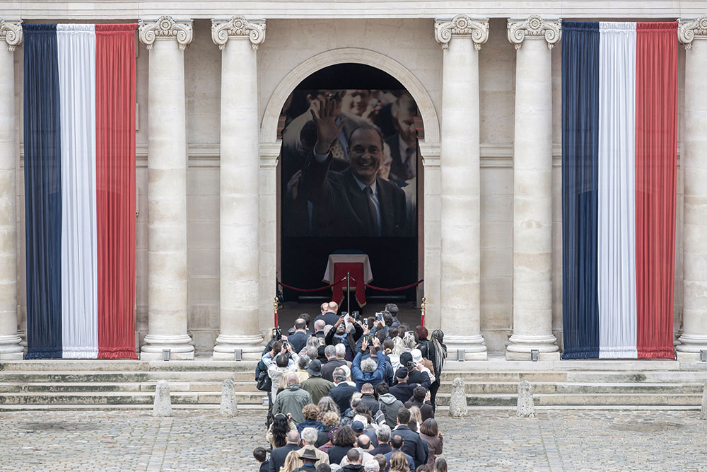 Foule impressionnante aux Invalides pour saluer Chirac, avant l'hommage officiel lundi