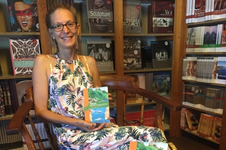 Jenny Pradine, co-auteure de "Tāura, Matariki & le mystère des tiki" a déjà  signé "Au Loup ! " illustré par Leia Chang Soi dans la collection junior de Au Vent des îles.