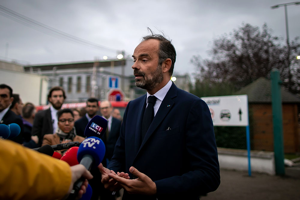 A Rouen, Edouard Philippe essaie de rassurer une population toujours inquiète