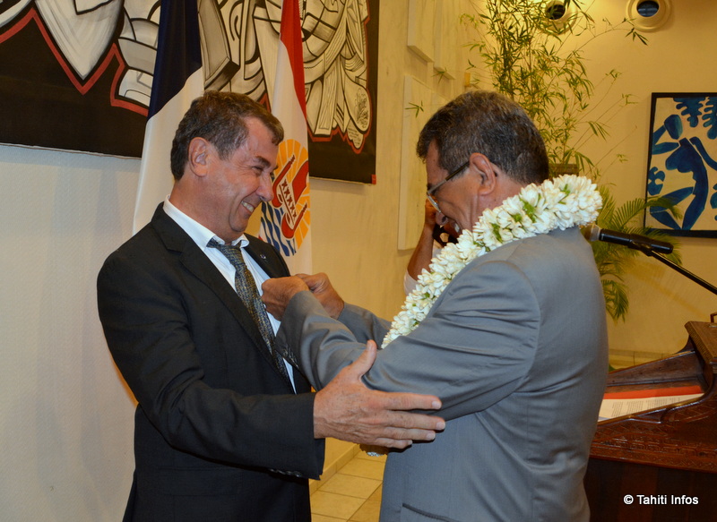 Phillipe Couturaud a été décoré de l'ordre de Tahiti Nui avant son départ, le gouvernement polynésien lui reconnaissant le mérite d'avoir créé les classes de sixième intégrées aux écoles primaires des archipels éloignés, "retardant la rupture psycho-affective tant redoutée par les parents".