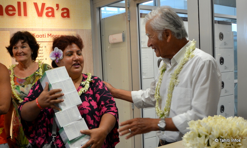 150 kits de tests antidopage ont été offerts à l'organisation de la Hawaiki Nui Va'a par Albert Moux, qui souhaite faire de la pirogue un exemple pour la jeunesse.