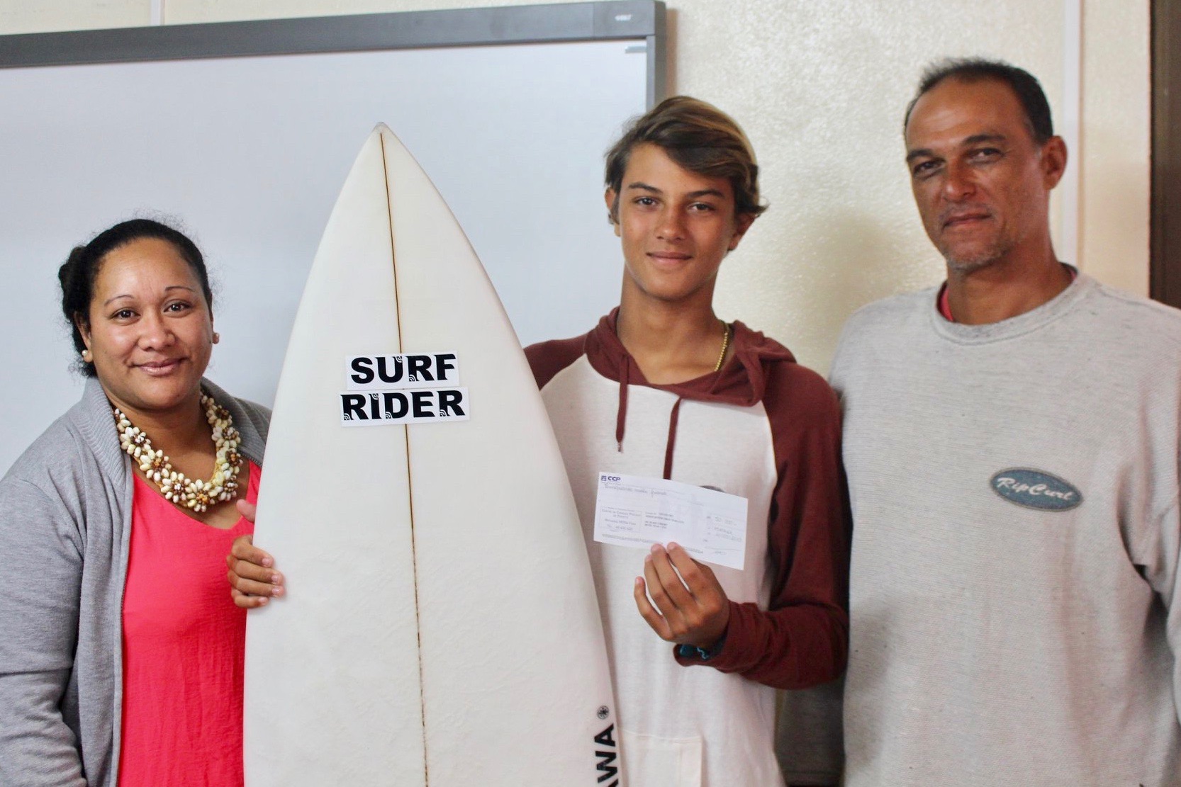 Haumana Ateni, au centre, jeune espoir du surf polynésien