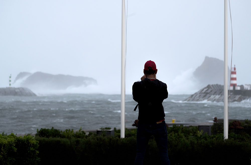 L'ouragan Lorenzo passe au large des Açores sans faire de dégâts majeurs