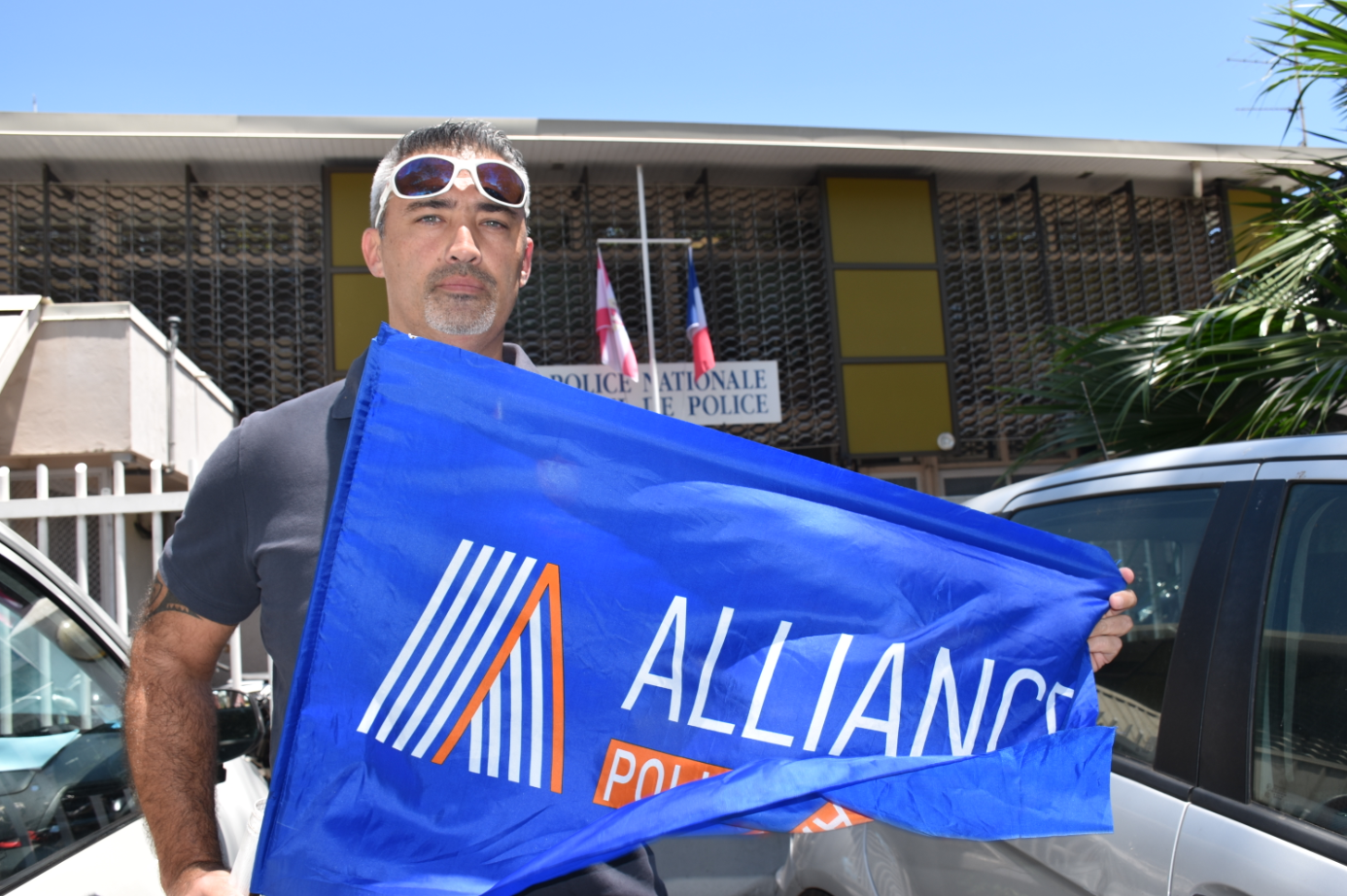 En colère, les policiers sortent dans la rue