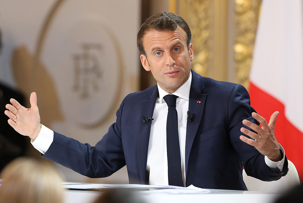 A Rodez, Macron en grand débat pour tenter de convaincre sur les retraites