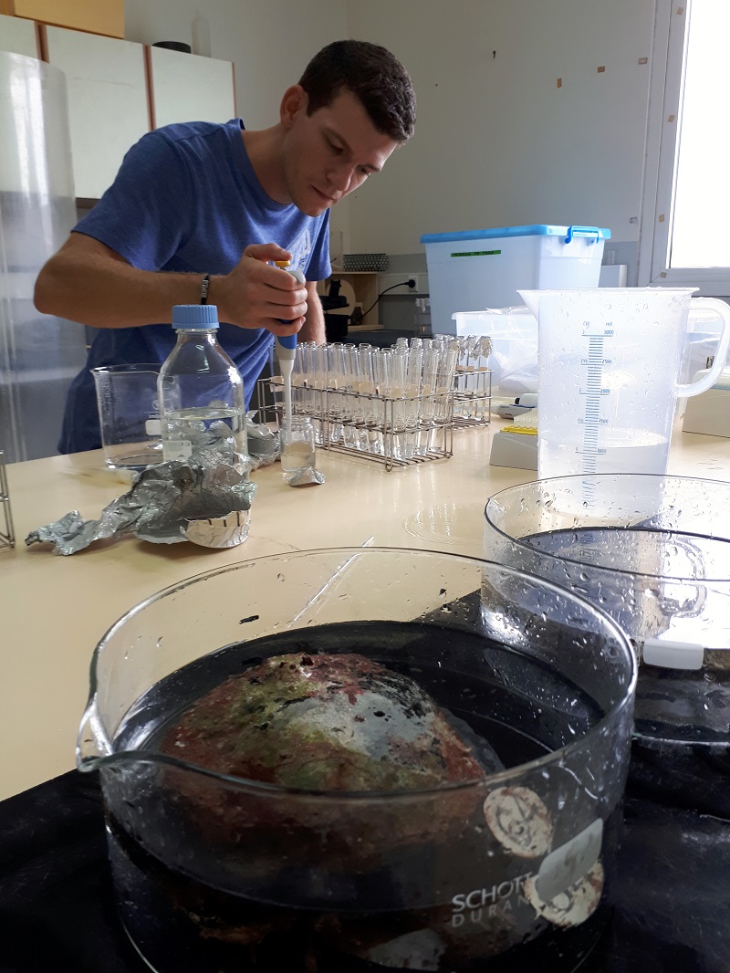 Tony Gardon, doctorant qui prépare une thèse sur l'impact des microplastiques sur l'huitre perlière WEB
