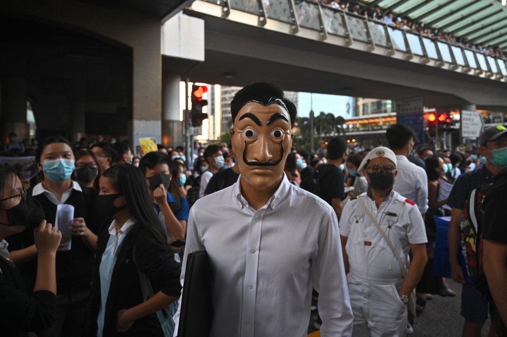 Hong Kong: l'interdiction du port du masque provoque de nouvelles manifestations