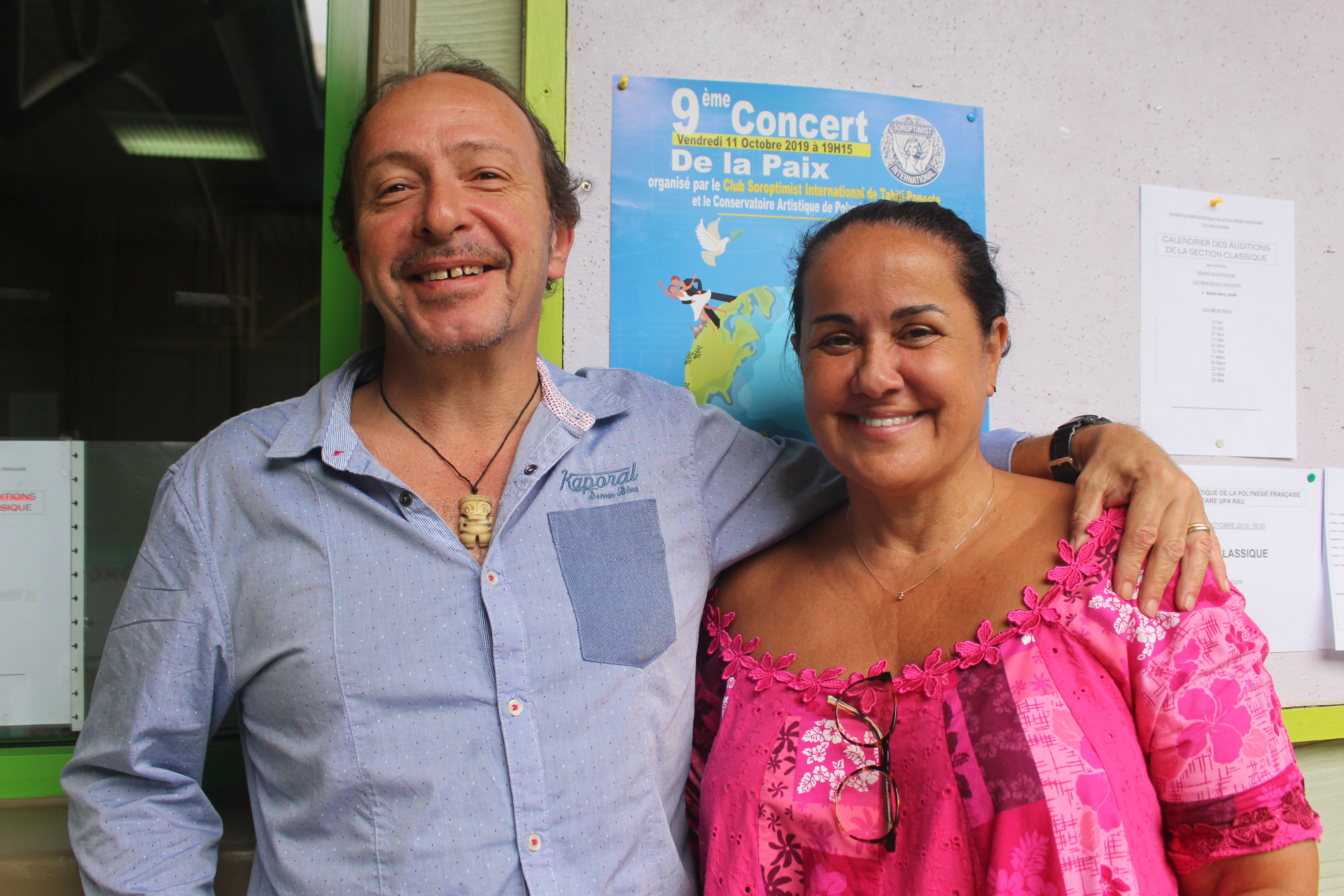 Frédéric Cibard du conservatoire artistique de Polynésie française et Dany Panero, présidente du club soroptmisit de Tahiti.