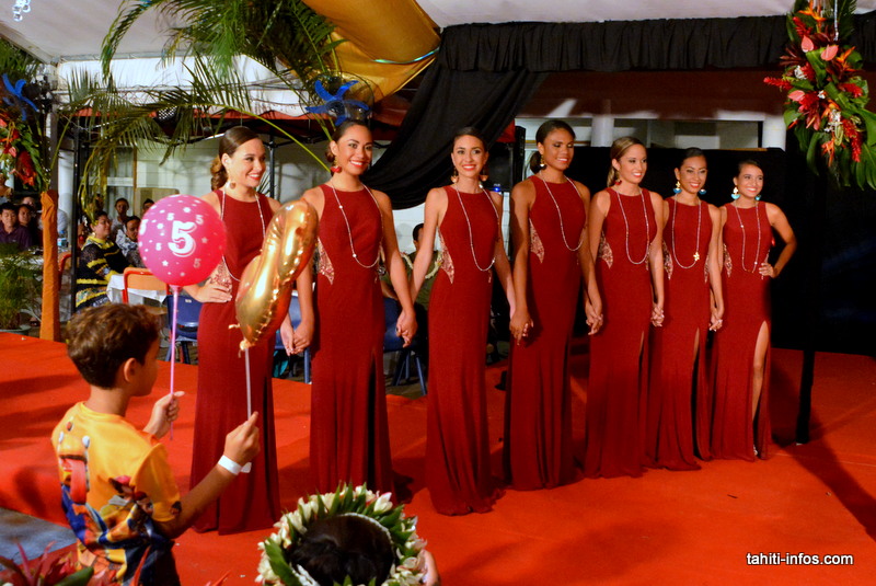 Les filles en tenue de soirée en attendant les résultats.