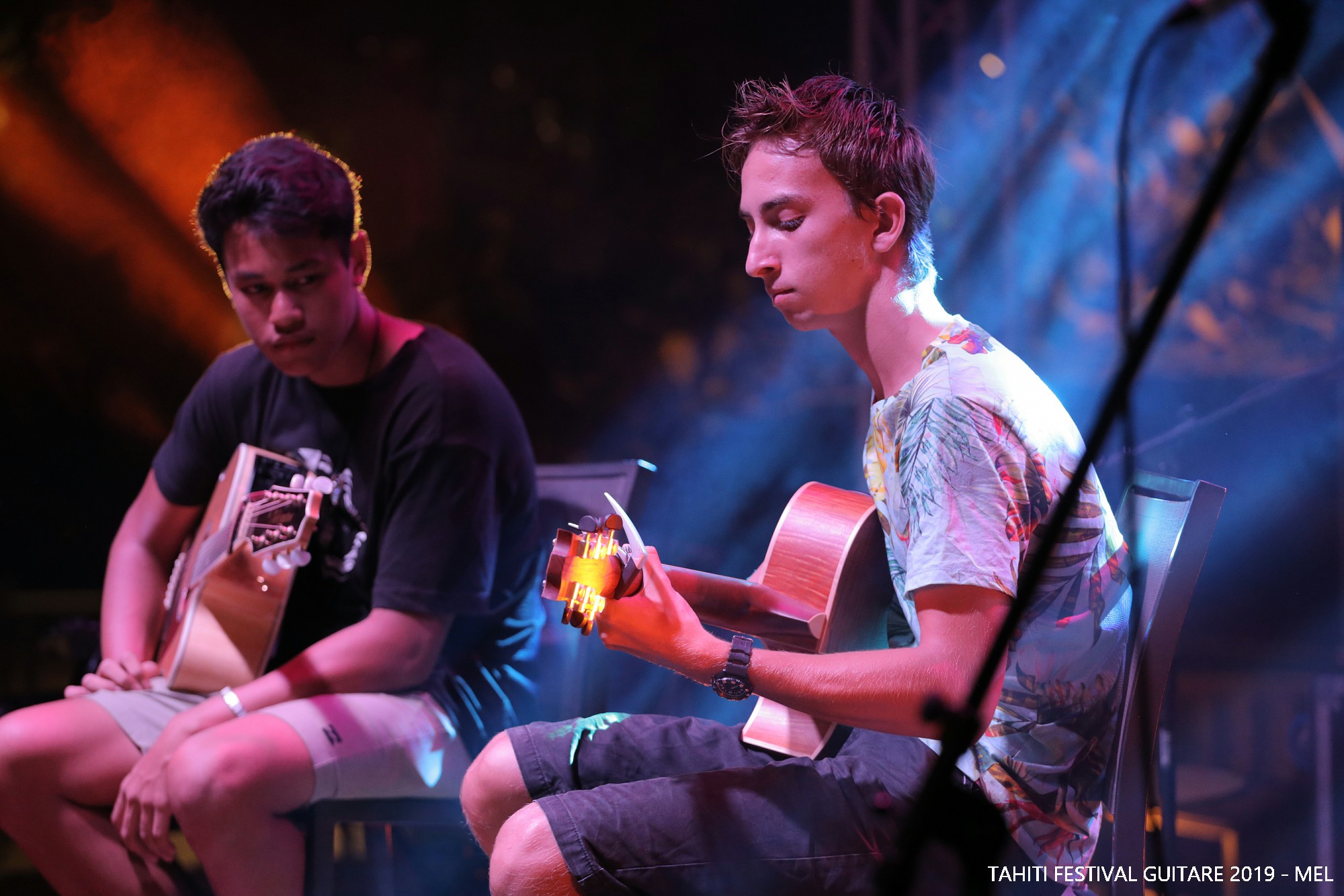 Julian Piro (à droite) le vainqueur de l'édition 2019 (Crédit photo : Tahiti Festival Guitare 2019 – Mel)