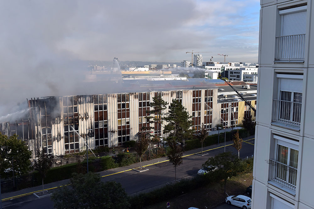 Villeurbanne: spectaculaire incendie dans une pépinière d'entreprises