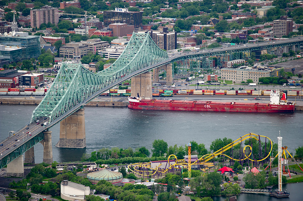Des militants d'Extinction Rebellion bloquent un pont emblématique de Montréal