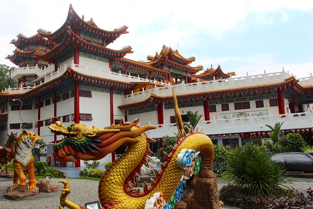 Si l’Islam est la religion d’Etat, encouragée et protégée, l’hindouisme et le bouddhisme sont tolérés comme le montre le temple bouddhiste de Thean Hou.