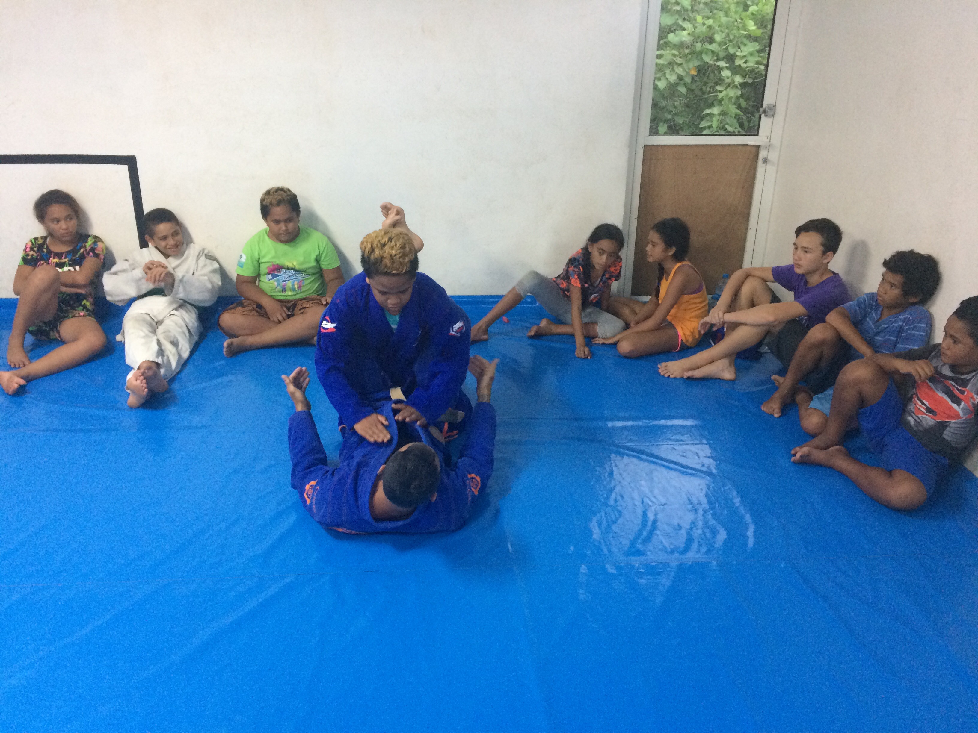 Dix collégiens de Maiao suivront des formations aux combats de lutte pour dire non aux addictions et à la délinquance.