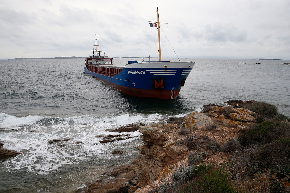 Cargo échoué en Corse: un barrage antipollution installé avant le pompage