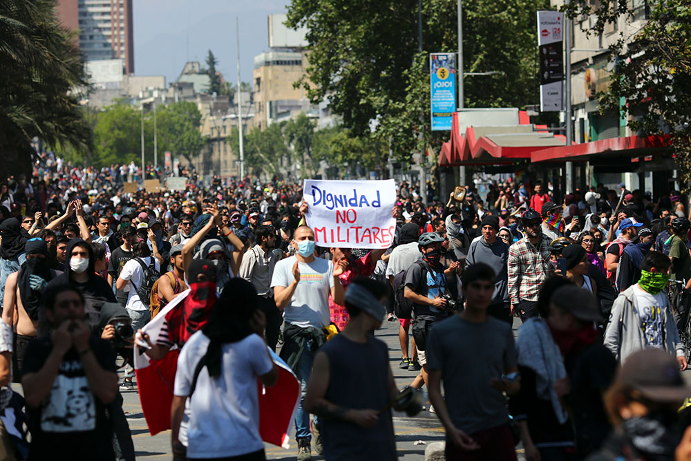 Chili: 7 morts dans les émeutes, le président déclare le pays "en guerre"