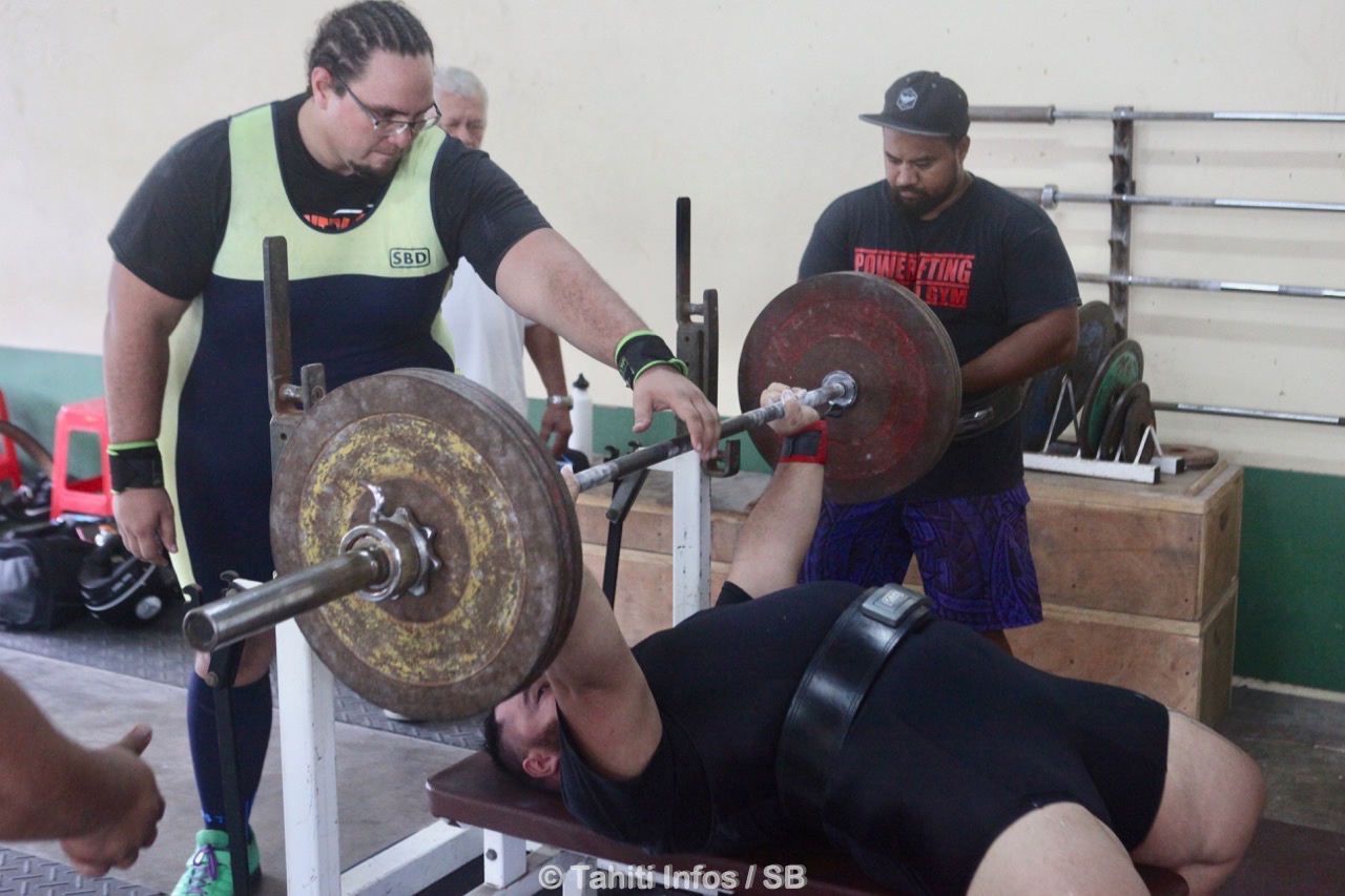 Le développé-couché était un des trois mouvements à effectuer