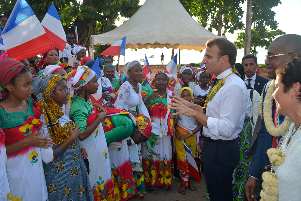 Macron à La Réunion, attendu par une grève générale
