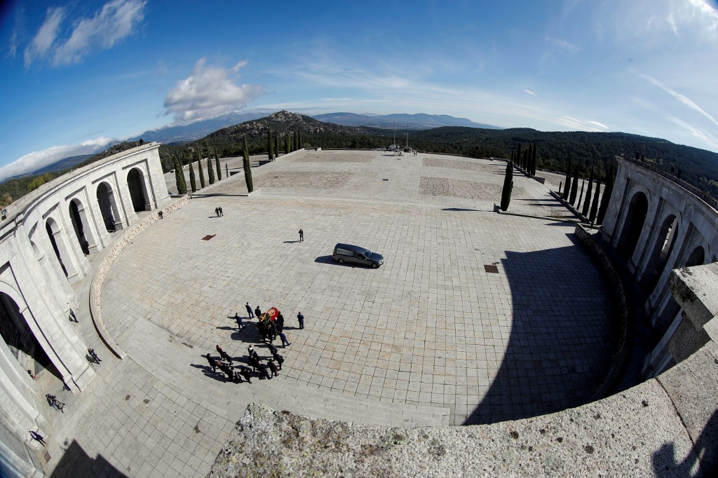 L'Espagne exhume le dictateur Franco de son mausolée monumental