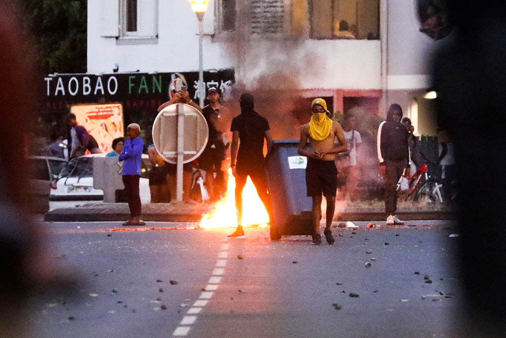 Des heurts ont éclaté jeudi soir entre une centaine de jeunes et des forces de l'ordre sur un rond-point de la ville du Port à La Réunion.