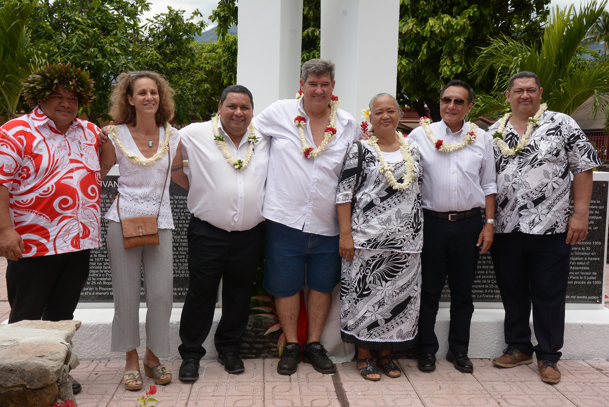 Sandro Stephenson entouré de Michel Buillard, maire de Papeete, François Pihaatae, président de l'Eglise Protestante Mā'ohi et Damas Teuira, maire de Mahina et Marie-Hélène Villierme, réalisatrice du film-documentaire L'Elu du peuple - Pouvana'a Te Metua (2012).