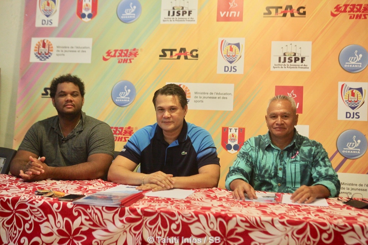 Alizé Belrose, Gerald Huihotu et Raymond Teriitaumihau, chef de cabinet du minstère de l'éducation, de la jeunesse et des sports
