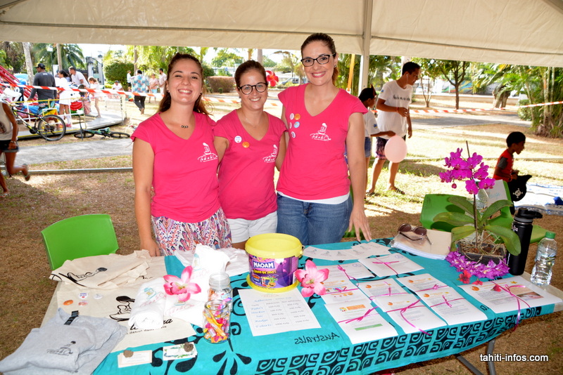 Mille personnes marchent pour les enfants