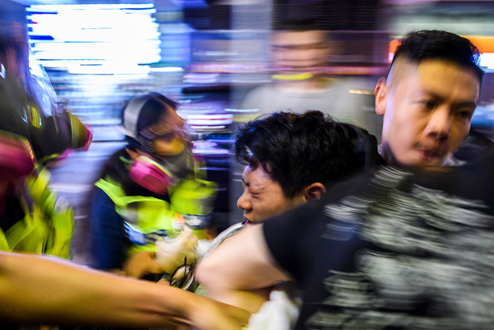 Hong Kong: gaz lacrymogènes et cocktails molotov pour une nouvelle journée de heurts