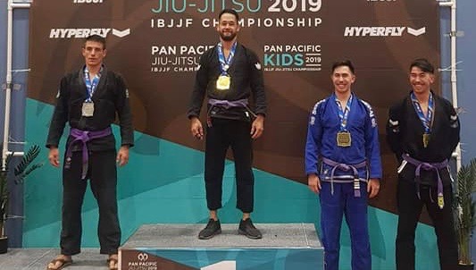 Maiti Charles, au centre