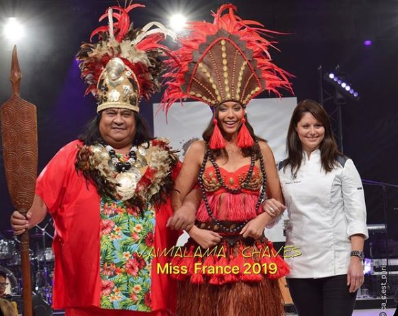 Vaimalama Chaves dans un costume en chocolat