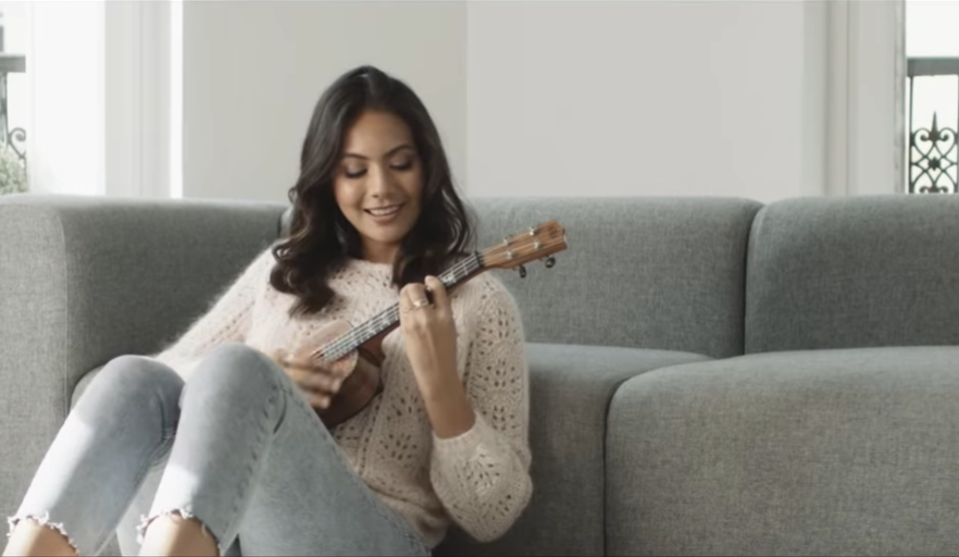 Accompagnée de son ukulele, Vaimalama Chaves chante « Mon jardin d’hiver »   