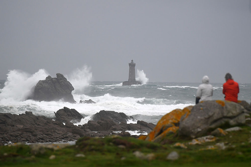 La tempête Amélie balaie la côte atlantique, fortes pluies dans le sud-est