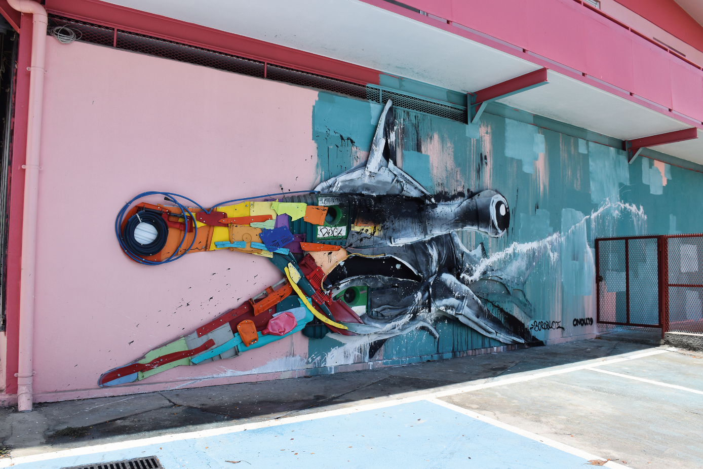 L’artiste portugais Bordalo II  réalisé une sculpture de requin marteau composée de matériaux plastiques et d’objets trouvés sur l’île de Tahiti.